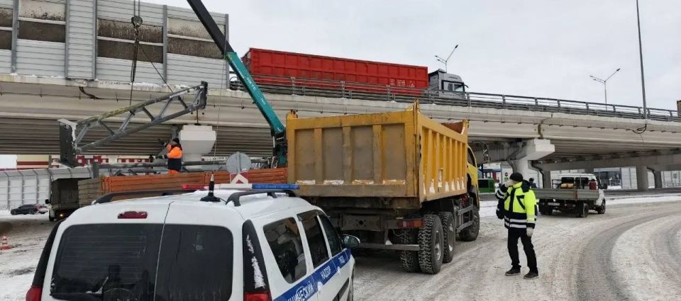 Мусоровоз снес трос с дублирующими дорожными знаками на ул.2-ой Луговой в Тюмени, напротив ТЦ «Панама», от этого накренились опоры, на которые крепилась растяжка