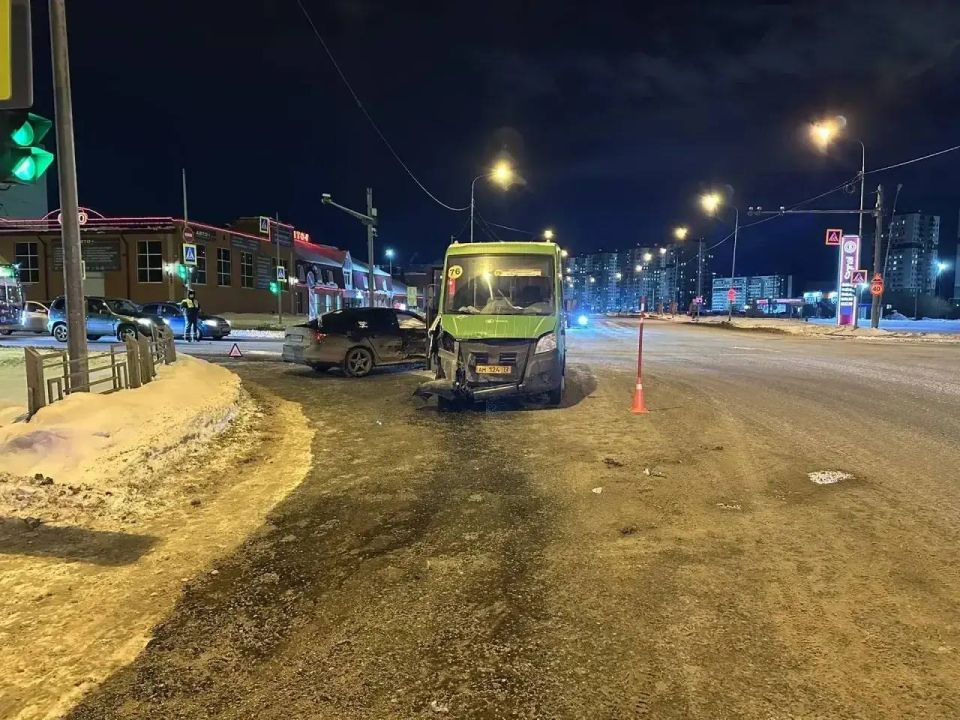 «Фольксваген» и автобус 76 маршрута столкнулись вчера вечером на регулируемом перекрестке улиц Западносибирской и Домостроителей в Тюмени