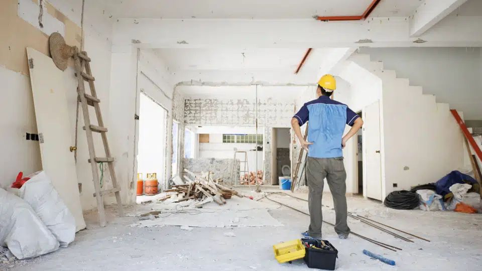 Запрещенные переделки в квартире: как ремонт может обернуться судом с соседями в 2026 году