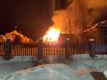 В поселке Московский полыхает частный дом