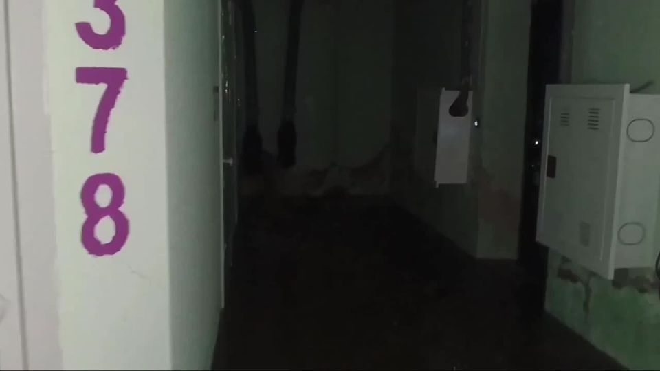 Уснул. Очнулся. Потоп: жители тюменской многоэтажки до работы добирались вплавь по канализационным стокам