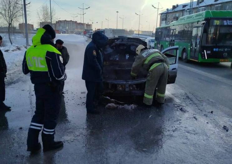 На Пышминской загорелась «Лада» посреди проезжей части