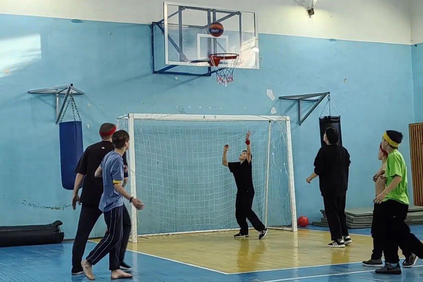 Ребята из дома социальной реабилитации семей и детей «Борки» с нетерпением ждут волонтёров, чтобы поиграть в баскетбол