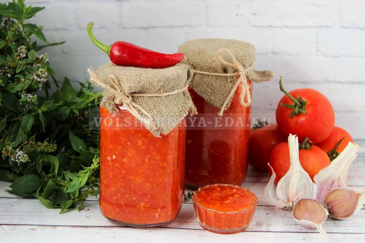 Секреты острого вкуса: простая аджика из помидоров и чеснока на зиму