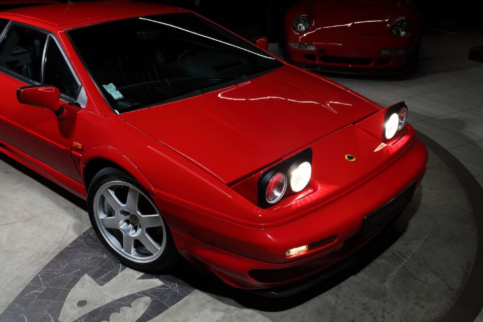 ������� � ������� Lotus Esprit Series 4 V8