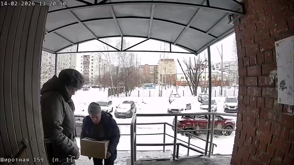 Тюменские пенсионеры едва не стали жертвой лавины, которая с бешеной скоростью слетела с крыши