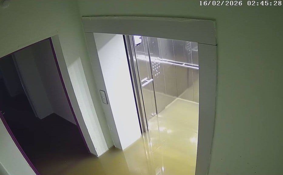 Подвал многоэтажки на Ставропольской затопило канализацией