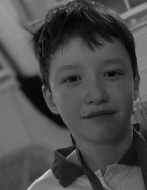 Югорчане не могут сдержать слез — в Лянторе прощаются с 13-летним мальчиком, погибшим под снегом, сошедшем с крыши