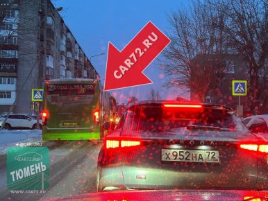 Местные жители подняли волну возмущений из-за водителя автобуса, который рисковал жизнями пассажиров, выехав на встречку на оживленном участке дороги