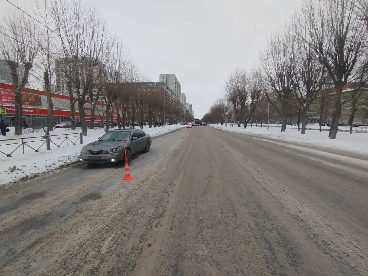 В Тюмени под колеса иномарки попали женщина с четырёхлетним ребёнком