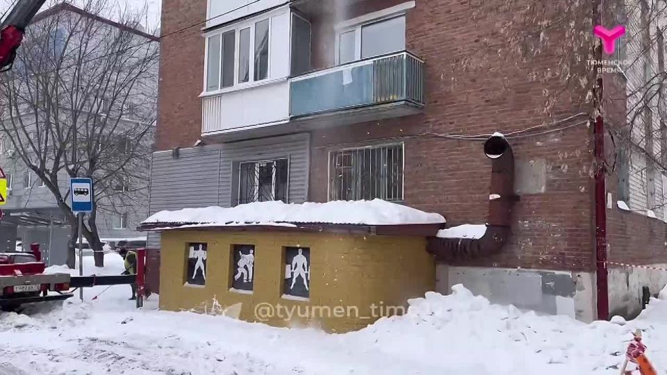 Масштабную работу по расчистке крыш от снега и наледи проводят в Тюмени