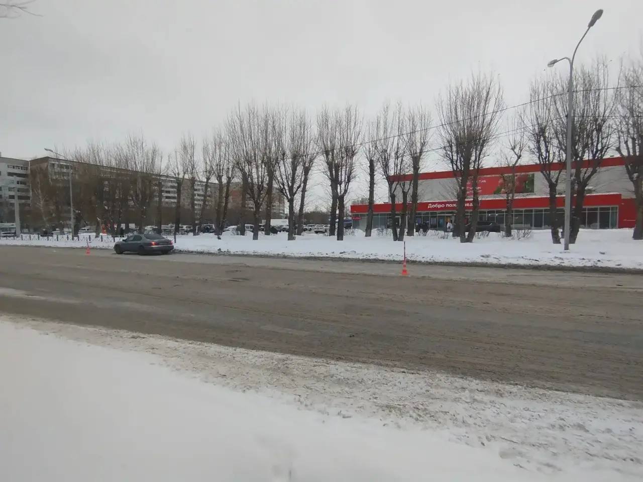 В Тюмени под колеса иномарки попали женщина с четырёхлетним ребёнком В Тюмени под колеса иномарки попали женщина с четырёхлетним ребёнком