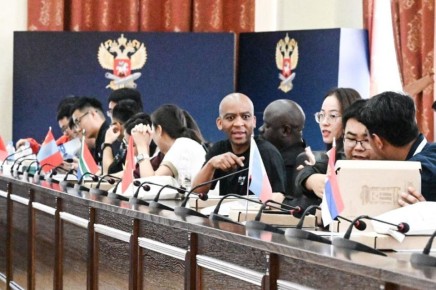 Тюменскую молодежь впервые бесплатно обучат вести переговоры с иностранными делегациями