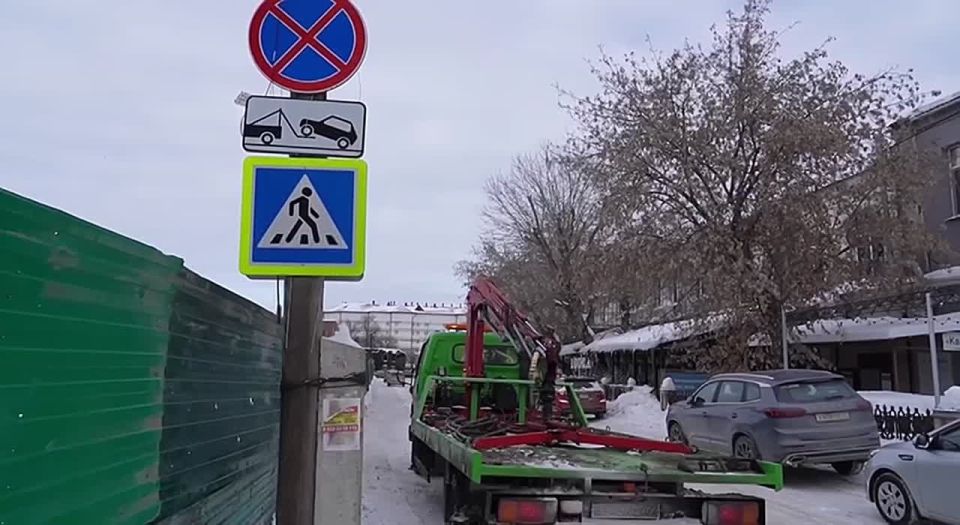 В Тюмени проходят рейды по эвакуации незаконно припаркованного транспорта, создающего помехи для других участников дорожного движения