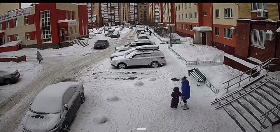 Смотрите наверх. В соцсетях появилось видео схода снега с крыши высотки на Домостроителей, 38. Снежной лавиной едва не завалило пожилую женщину и ребёнка