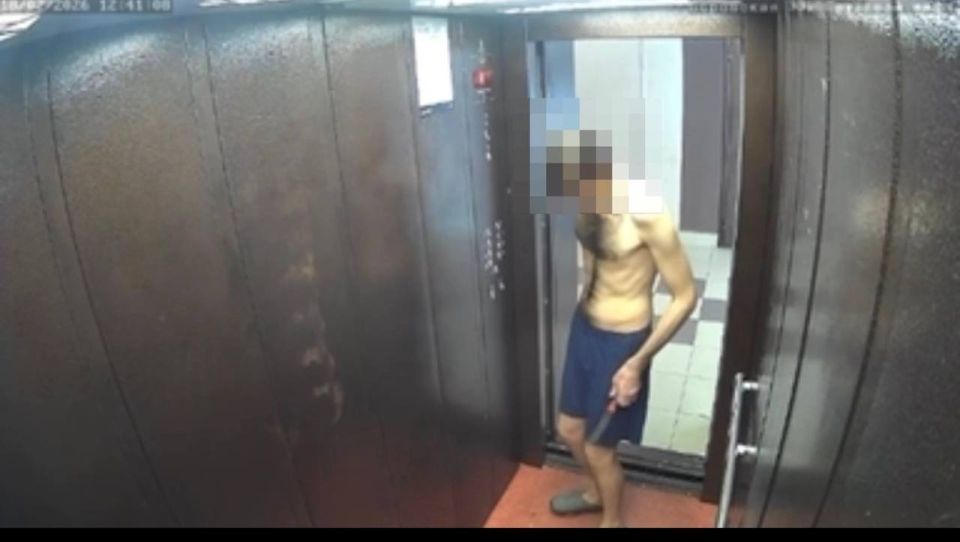 В Тюмени мужчина с ножом снял трусы в лифте и попал на видео: жители боятся
