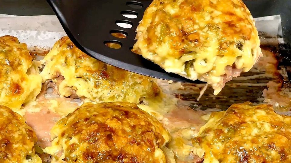 Нежные котлеты в духовке: оригинальная начинка для праздничного стола