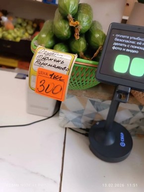 Экзотика нынче такая: помидоры и огурцы!