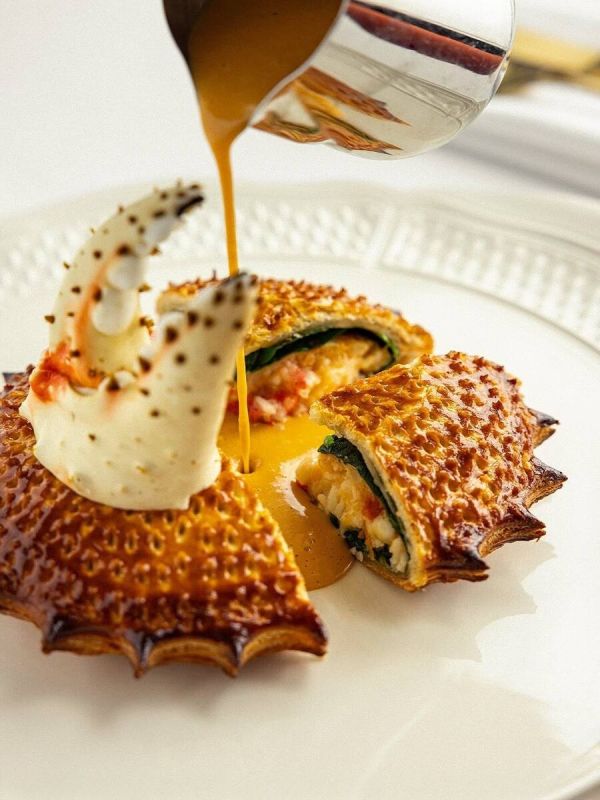 Французская классика с морским вкусом: питивье с крабом от шефа Энвера Джемилова