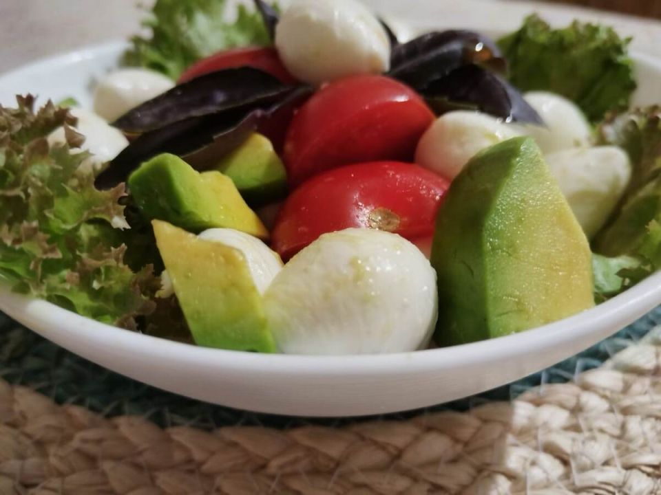 Два салата с авокадо, которые удивят всех