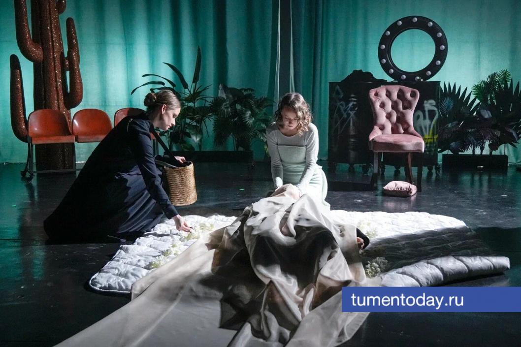 «Над пропастью во ржи» впервые представили на сцене Тюменского драмтеатра «Над пропастью во ржи» впервые представили на сцене Тюменского драмтеатра