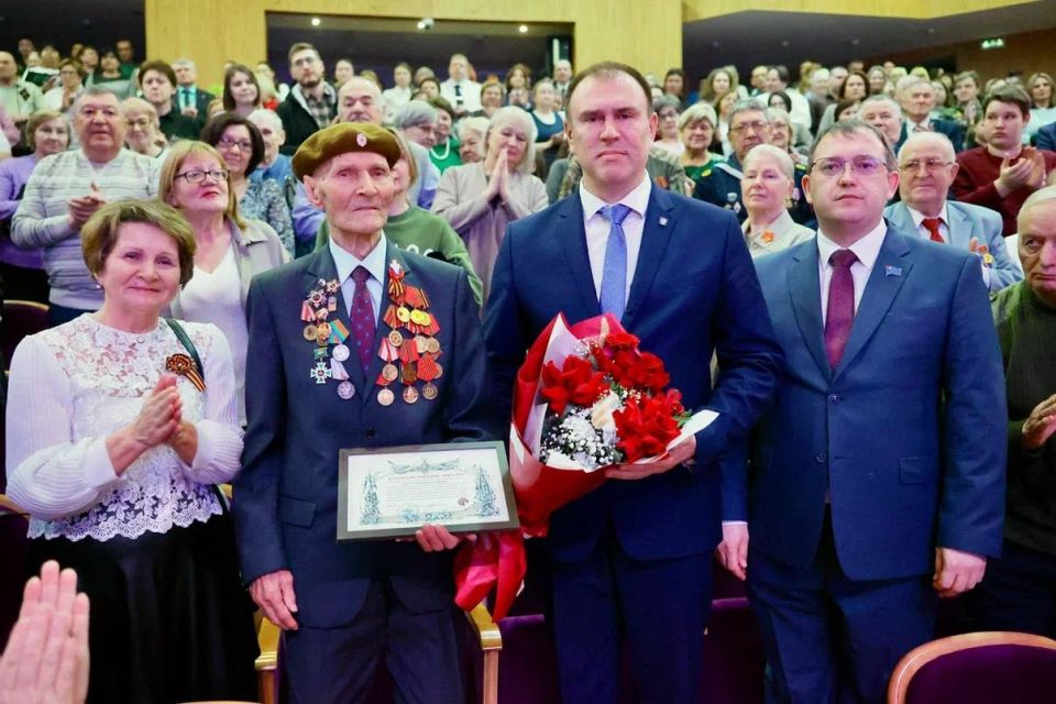 Друзья! Делюсь с вами яркими фотокарточками с концерта, посвященного Дню защитника Отечества