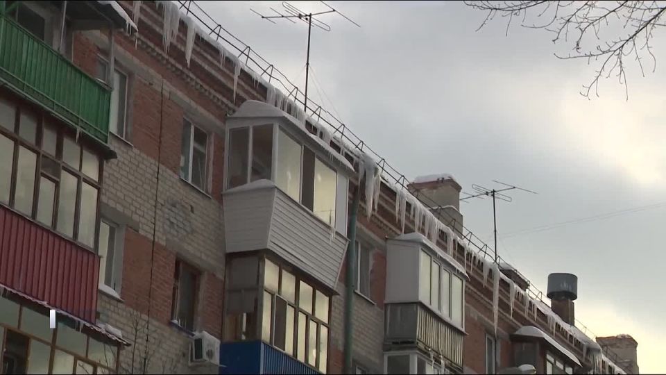 Более 60 происшествий произошло по всей стране из-за схода снега с крыш