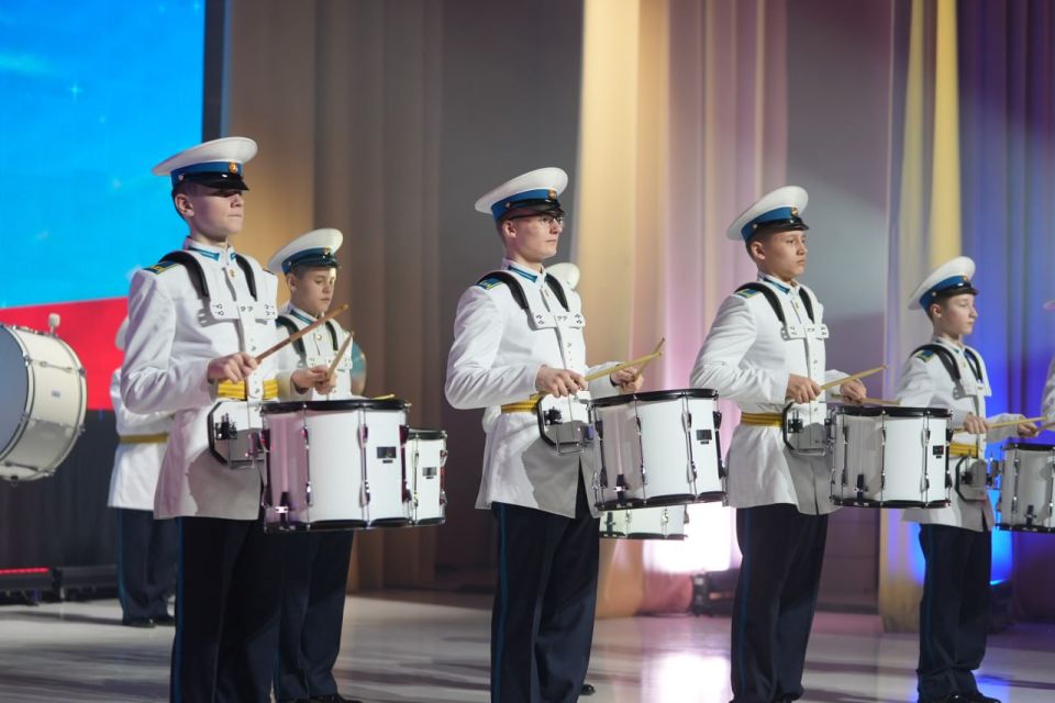 «Свои для своих». Торжественный концерт для защитников Отечества, что прошёл в Тюменском технопарке, не случайно назван «Свои для своих»: на нём взяли слово и ветераны Великой Отечественной войны, и воины-афганцы, и...