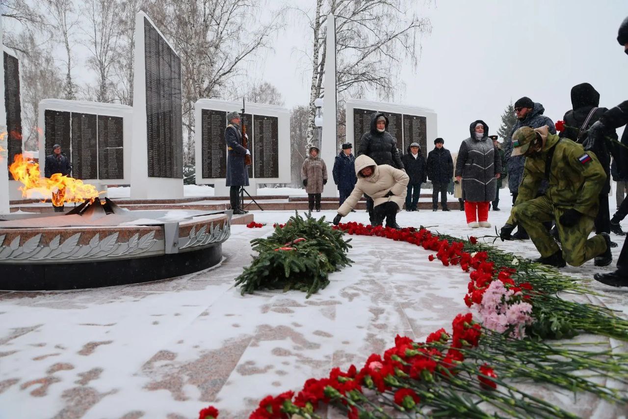 Максим Афанасьев: В преддверии Дня защитника Отечества мы вместе с общественными организациями, молодежью и ветеранами провели торжественное мероприятие на площади Памяти Максим Афанасьев: В преддверии Дня защитника Отечества мы вместе с общественными организациями, молодежью и ветеранами провели торжественное мероприятие на площади Памяти