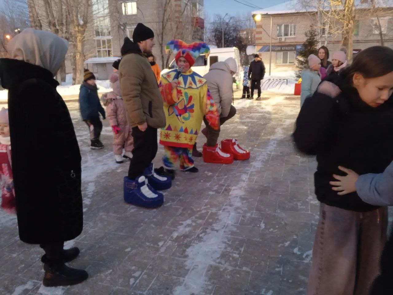 Масленица шагает по городу — вчера праздник заглянул в микрорайон Мелиораторов! Команда «Орфея» снова дарила улыбки, веселье и весеннее настроение! Масленица шагает по городу — вчера праздник заглянул в микрорайон Мелиораторов! Команда «Орфея» снова дарила улыбки, веселье и весеннее настроение!