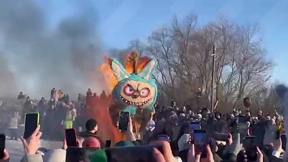 Трехметровую Лабубу сожгли на Масленицу в Липецкой области