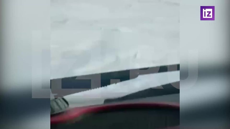 Первые кадры с места жесткой посадки вертолета Ми-8 в ЯНАО публикуют "Известия"