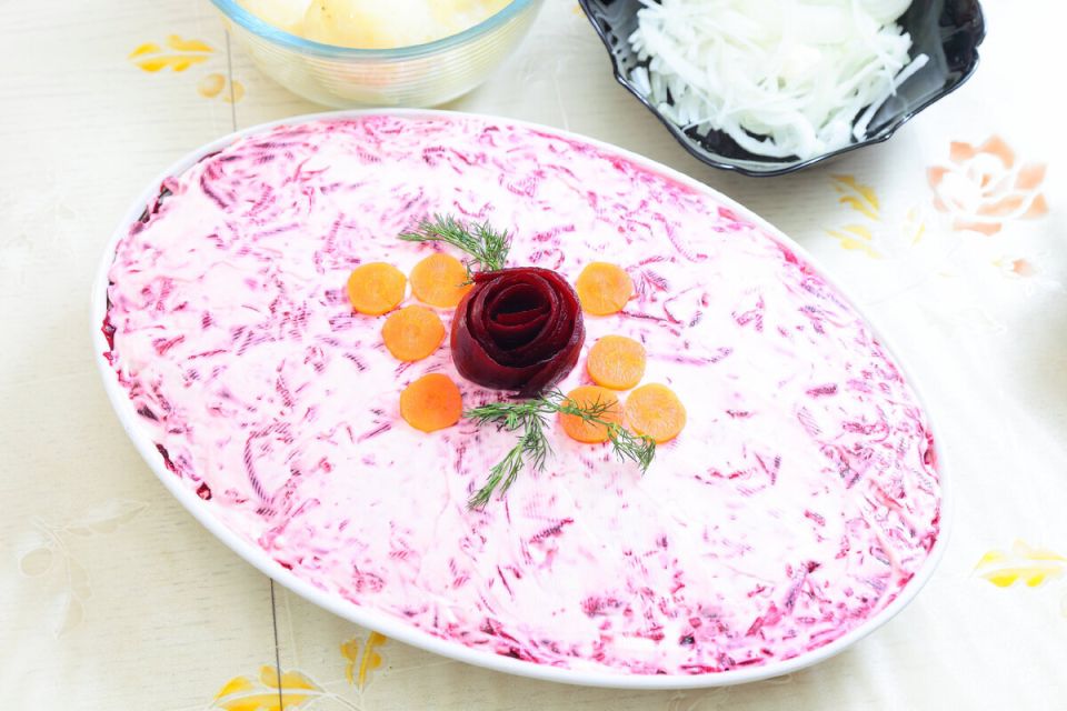 Праздничный салат с красной рыбой: просто и вкусно