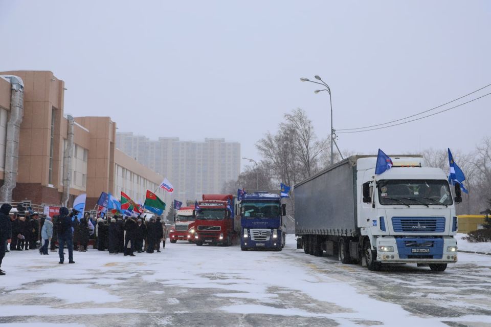 Гуманитарный конвой отправили из Тюмени в зону СВО ко Дню защитника Отечества