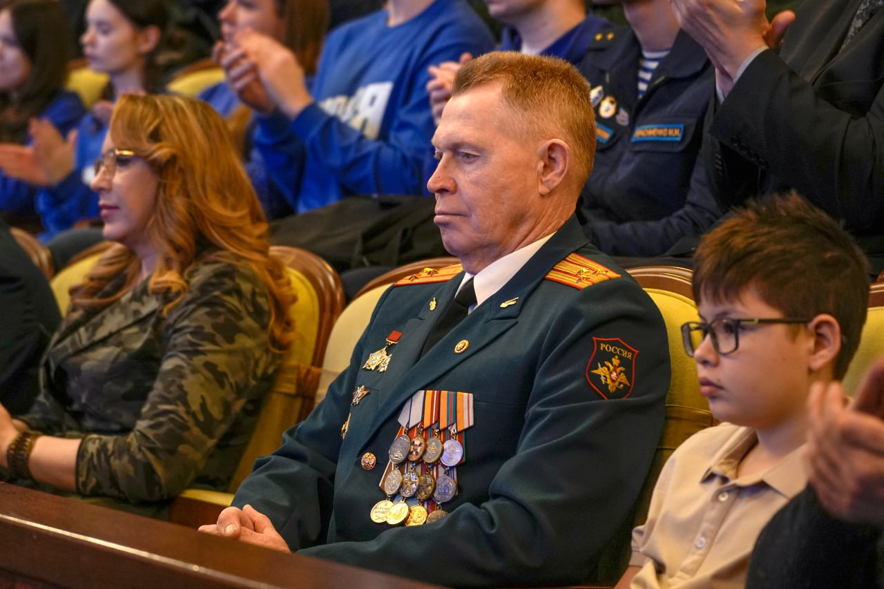 Тем временем в «Нефтянике» прошел праздничный концерт ко Дню защитника Отчества Тем временем в «Нефтянике» прошел праздничный концерт ко Дню защитника Отчества