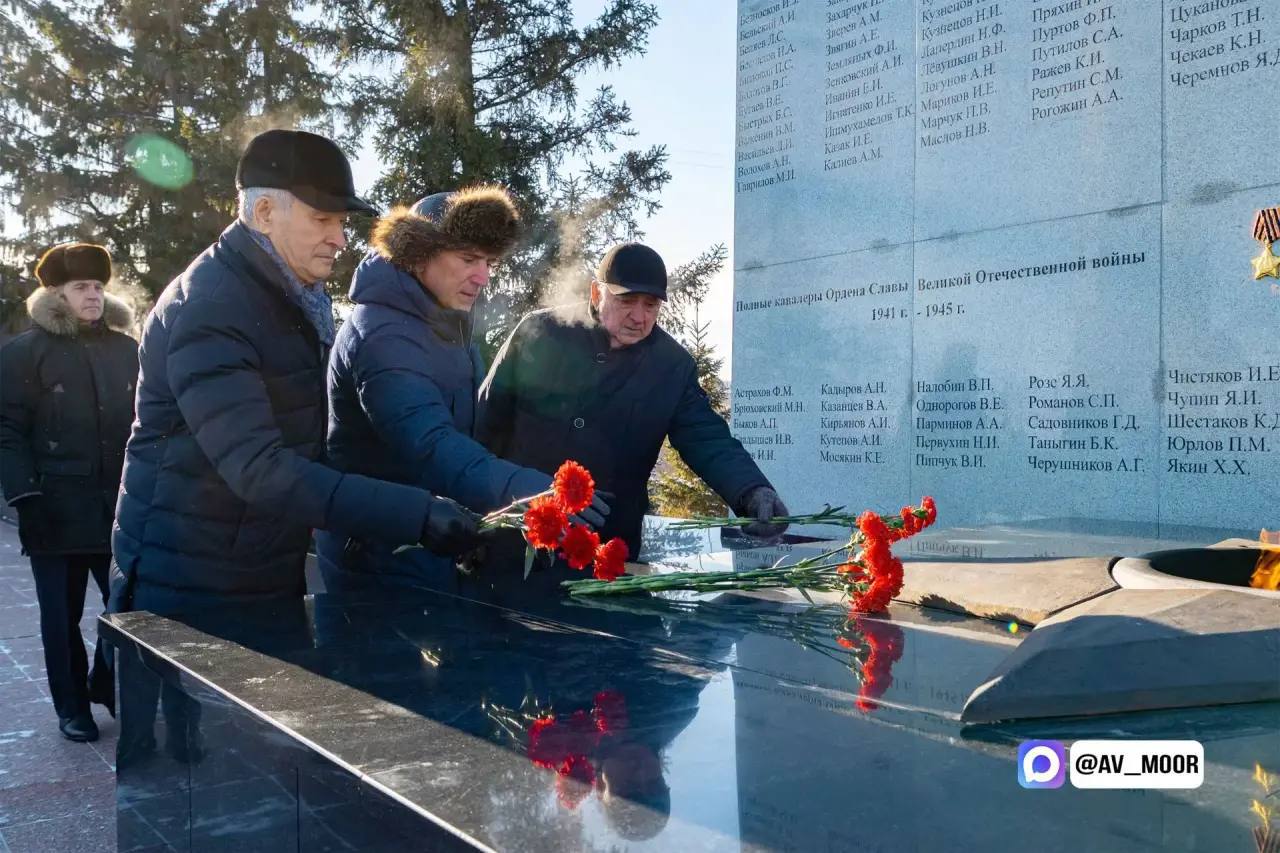 Александр Моор: Командиры подразделений, где несут сегодня службу наши земляки, регулярно просят передать слова благодарности родителям тюменских военнослужащих за воспитание настоящих патриотов, проявляющих на поле боя... Александр Моор: Командиры подразделений, где несут сегодня службу наши земляки, регулярно просят передать слова благодарности родителям тюменских военнослужащих за воспитание настоящих патриотов, проявляющих на поле боя...