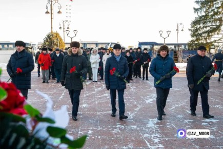 Александр Моор: Командиры подразделений, где несут сегодня службу наши земляки, регулярно просят передать слова благодарности родителям тюменских военнослужащих за воспитание настоящих патриотов, проявляющих на поле боя...