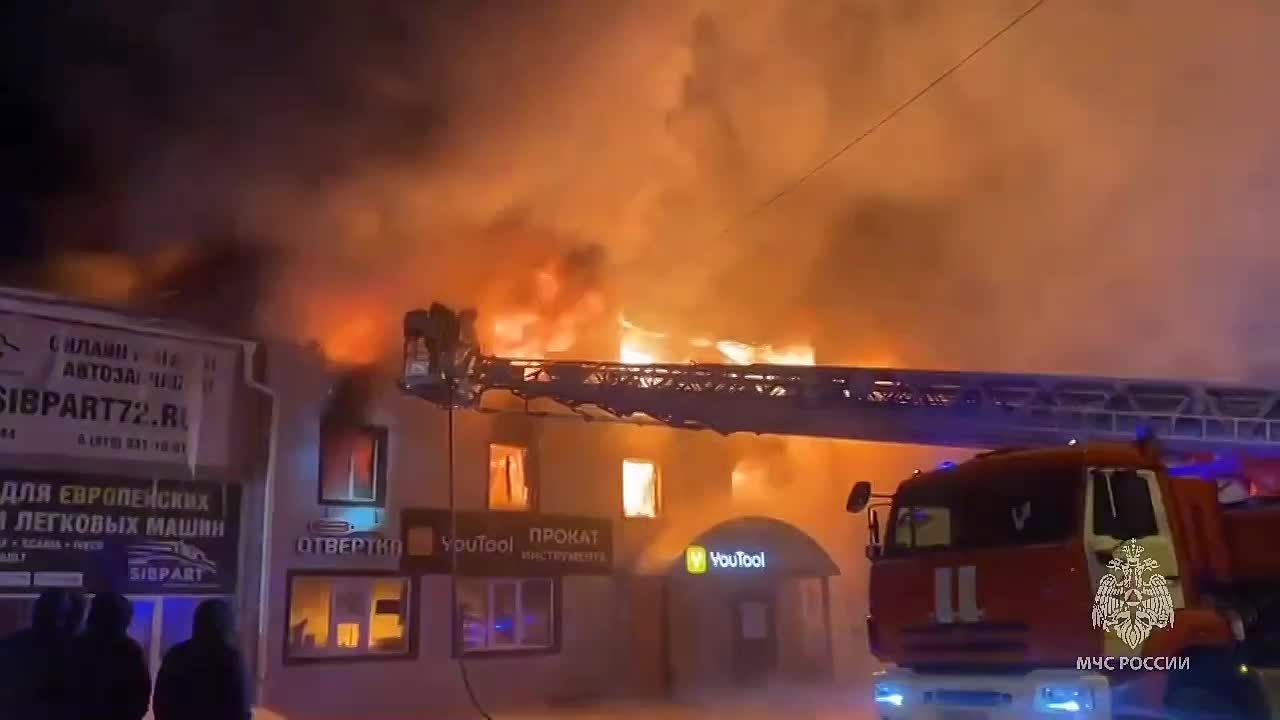 Пожар площадью 600 кв. метров возник на производстве в Тюмени, сообщили ТАСС в МЧС России