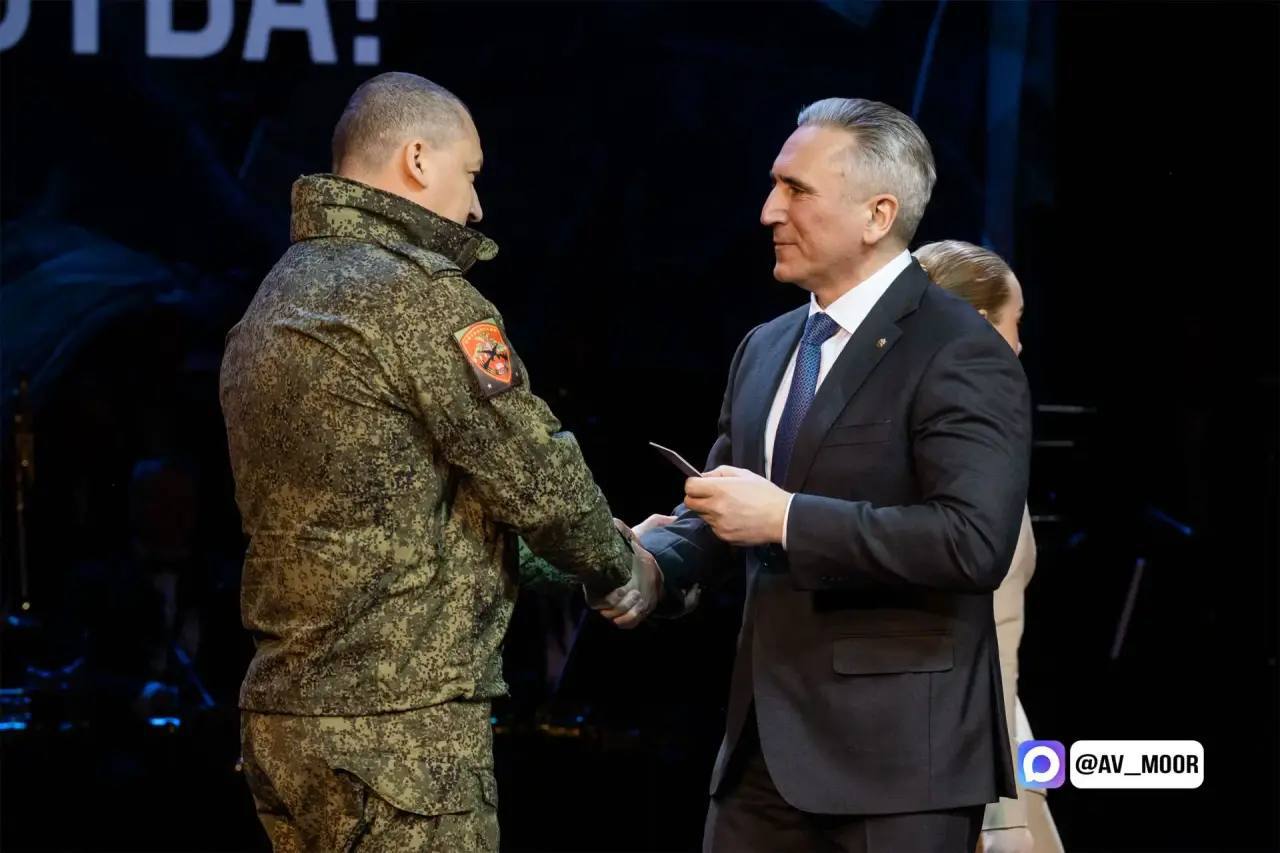 Александр Моор: Командиры подразделений, где несут сегодня службу наши земляки, регулярно просят передать слова благодарности родителям тюменских военнослужащих за воспитание настоящих патриотов, проявляющих на поле боя... Александр Моор: Командиры подразделений, где несут сегодня службу наши земляки, регулярно просят передать слова благодарности родителям тюменских военнослужащих за воспитание настоящих патриотов, проявляющих на поле боя...