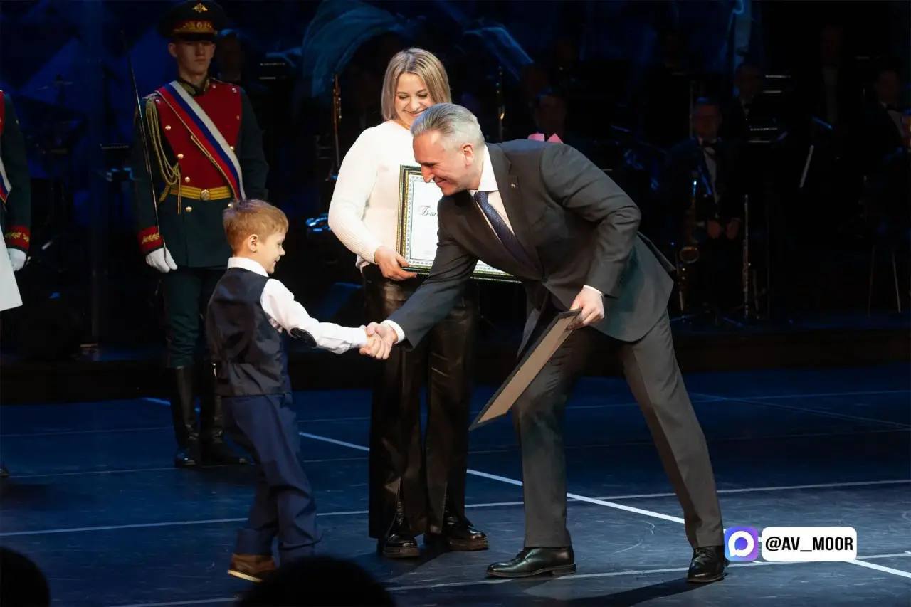 Александр Моор: Командиры подразделений, где несут сегодня службу наши земляки, регулярно просят передать слова благодарности родителям тюменских военнослужащих за воспитание настоящих патриотов, проявляющих на поле боя... Александр Моор: Командиры подразделений, где несут сегодня службу наши земляки, регулярно просят передать слова благодарности родителям тюменских военнослужащих за воспитание настоящих патриотов, проявляющих на поле боя...