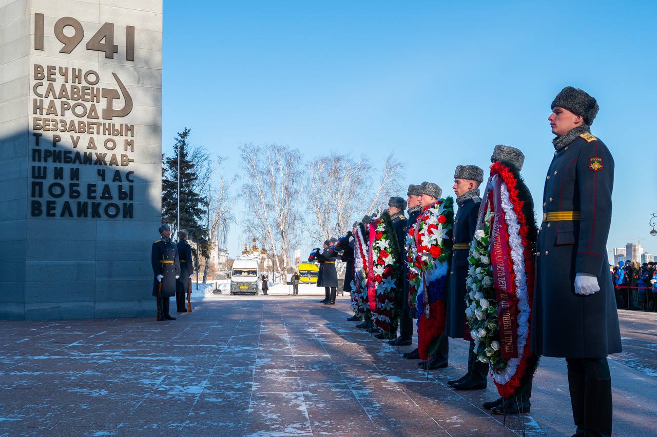 Прокурор Тюменской области Александр Попов принял участие в торжественном мероприятии, посвященном Дню защитника Отечества, – возложении цветов на Исторической площади и к мемориалу на площади Памяти Прокурор Тюменской области Александр Попов принял участие в торжественном мероприятии, посвященном Дню защитника Отечества, – возложении цветов на Исторической площади и к мемориалу на площади Памяти