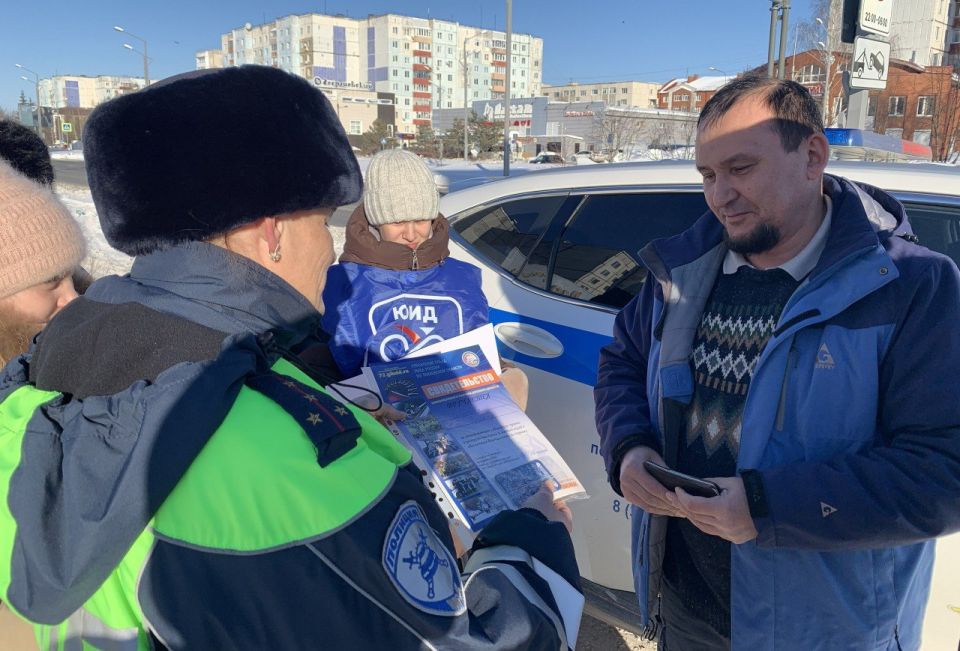 В Тобольске прошла акция «Вежливый водитель»: дисциплинированных водителей поздравили с 23 Февраля!