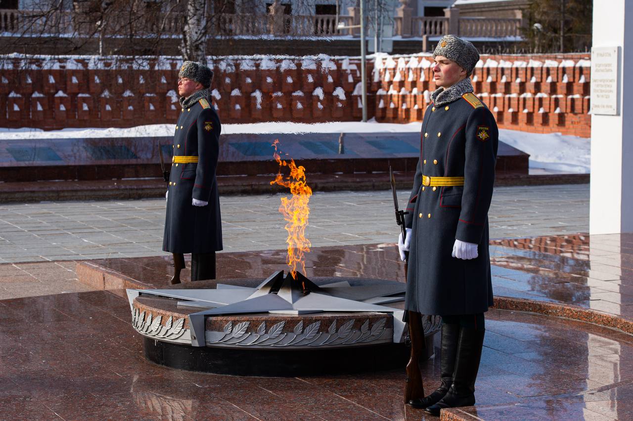 Прокурор Тюменской области Александр Попов принял участие в торжественном мероприятии, посвященном Дню защитника Отечества, – возложении цветов на Исторической площади и к мемориалу на площади Памяти Прокурор Тюменской области Александр Попов принял участие в торжественном мероприятии, посвященном Дню защитника Отечества, – возложении цветов на Исторической площади и к мемориалу на площади Памяти