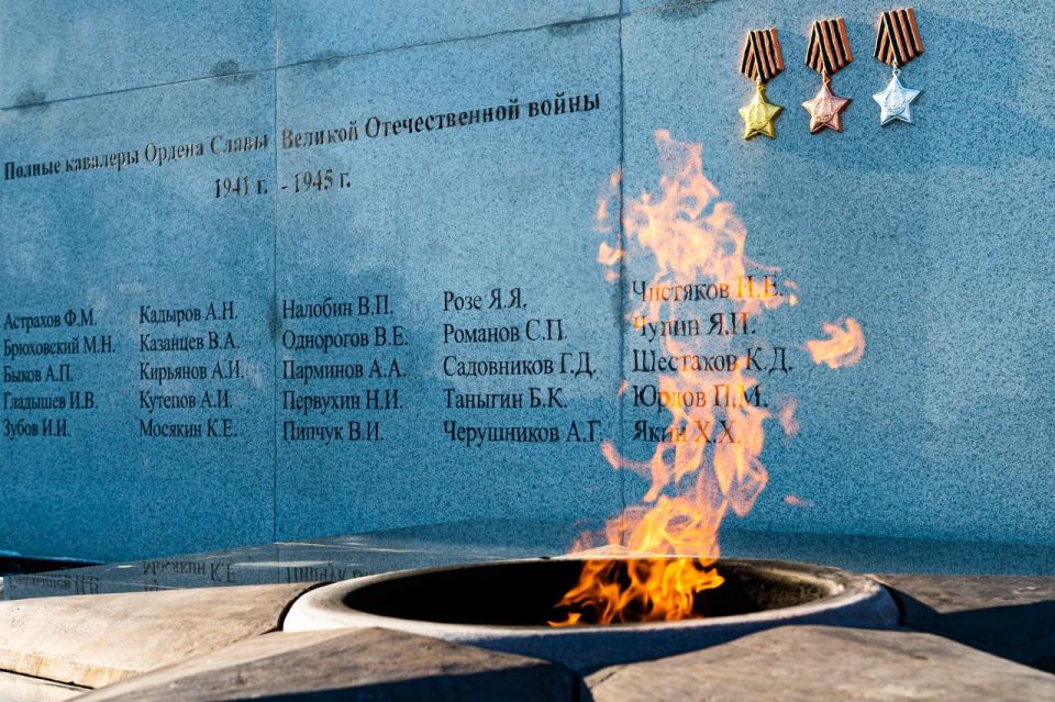 Прокурор Тюменской области Александр Попов принял участие в торжественном мероприятии, посвященном Дню защитника Отечества, – возложении цветов на Исторической площади и к мемориалу на площади Памяти