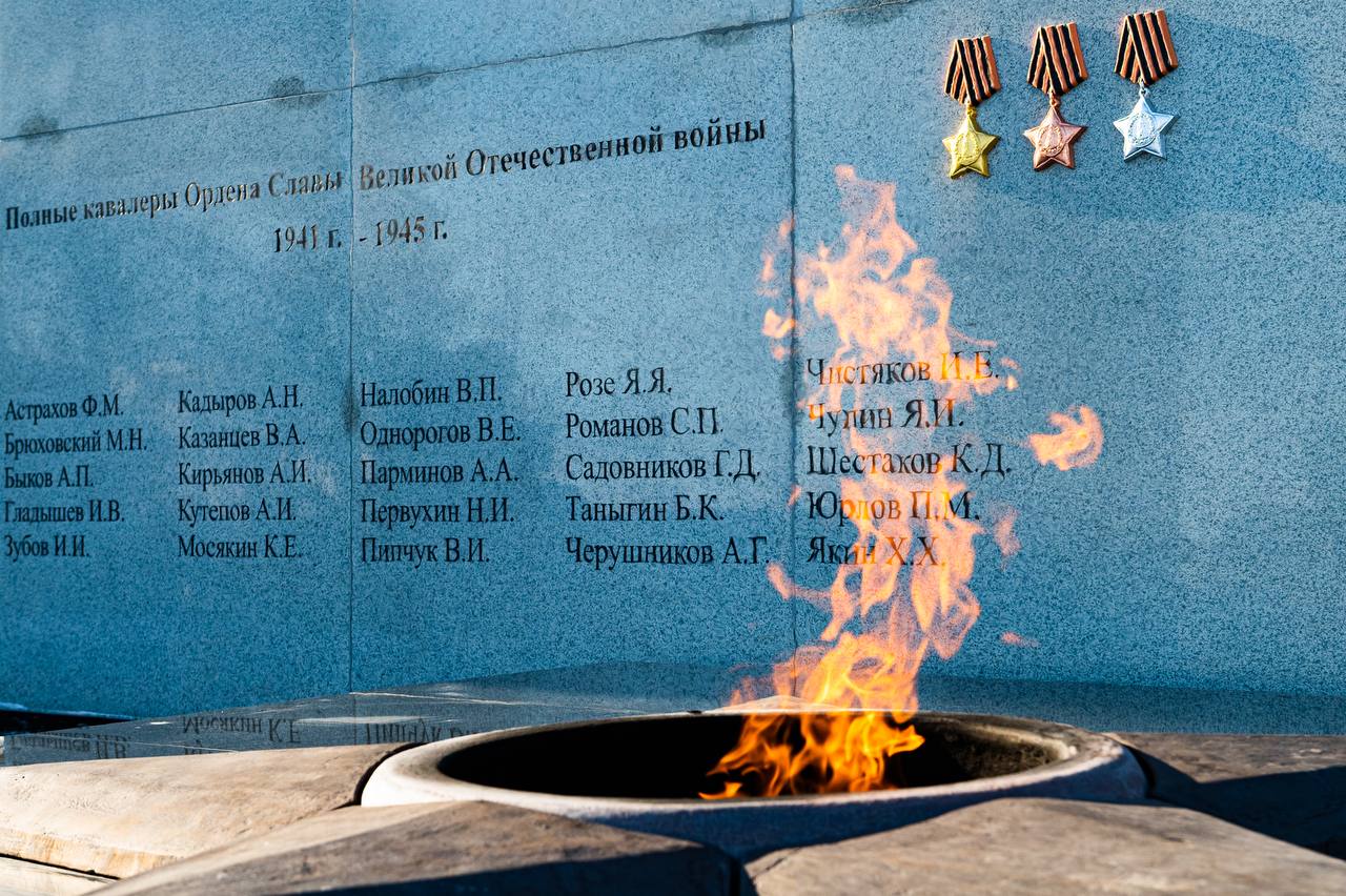 Прокурор Тюменской области Александр Попов принял участие в торжественном мероприятии, посвященном Дню защитника Отечества, – возложении цветов на Исторической площади и к мемориалу на площади Памяти