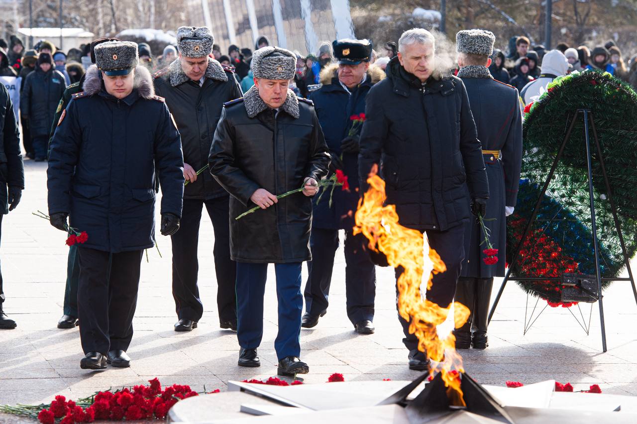 Прокурор Тюменской области Александр Попов принял участие в торжественном мероприятии, посвященном Дню защитника Отечества, – возложении цветов на Исторической площади и к мемориалу на площади Памяти Прокурор Тюменской области Александр Попов принял участие в торжественном мероприятии, посвященном Дню защитника Отечества, – возложении цветов на Исторической площади и к мемориалу на площади Памяти