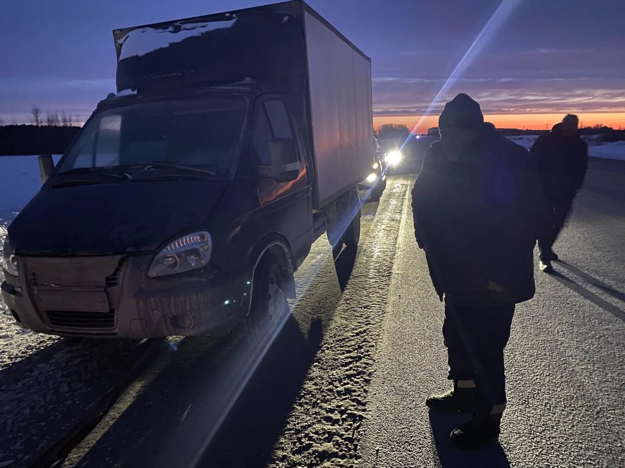 Сотрудники Госавтоинспекции помогли водителю, замерзающему в сломавшейся машине на федеральной автодороге под Тобольском Сотрудники Госавтоинспекции помогли водителю, замерзающему в сломавшейся машине на федеральной автодороге под Тобольском