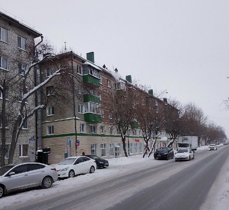 В Калининском округе продолжаются работы по очистке крыш от снега и наледи В Калининском округе продолжаются работы по очистке крыш от снега и наледи