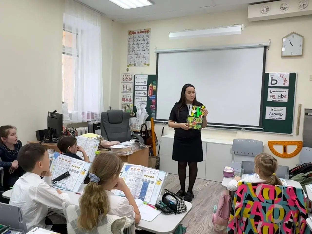 В Тюменской области сегодня проходит массовый рейд «Безопасный путь в школу», сотрудники Госавтоинспекции несут службу на пешеходных переходах у школ, обеспечивая безопасность школьников В Тюменской области сегодня проходит массовый рейд «Безопасный путь в школу», сотрудники Госавтоинспекции несут службу на пешеходных переходах у школ, обеспечивая безопасность школьников