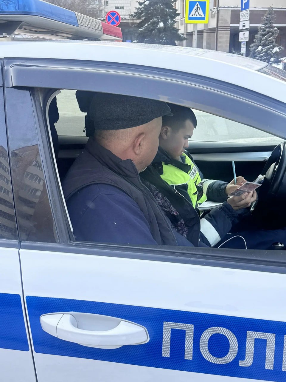 Этим тюменцам никакие правила ПДД не писаны! Зато их автомобили отлично помещаются на эвакуатор Этим тюменцам никакие правила ПДД не писаны! Зато их автомобили отлично помещаются на эвакуатор